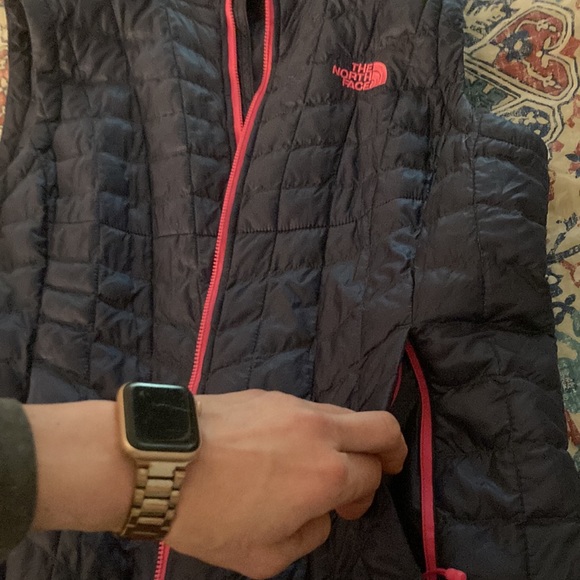 North Face lightweight down vest gently warn LIKE NEW IN GREAT CONDITION! - Picture 8 of 10